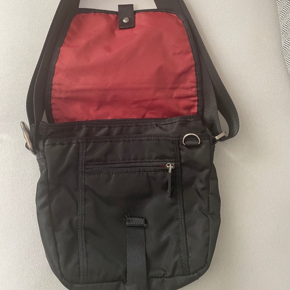 T-Tech by TUMI Essential Gear "Lewis Small Flap Crossbody" Bag - Picture 3 of 13